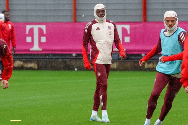 Alphonso Davies (FC Bayern Muenchen, 19) mit Leroy Sane (FC Bayern Muenchen, 10) beim Training im Regen, Abschlusstraining, FC Bayern Muenchen, Fussball, UEFA Champions League, 1. Spieltag, Saison 24 25, 16.09.2024, Abschlusstraining, FC Bayern Muenchen, Fussball, UEFA Champions League, 1. Spieltag, Saison 24 25, 16.09.2024 Muenchen Copyright: xEibner-Pressefoto JennixMaulx EP_JML