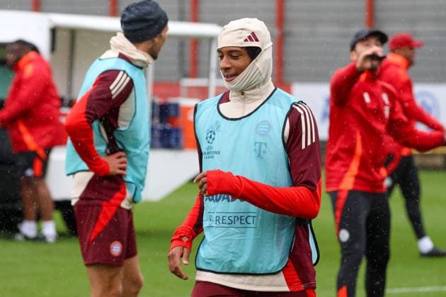 Sport Themen der Woche KW38 Sport Bilder des Tages Michael Olise (FC Bayern Muenchen 17) beim Training im Regen, Abschlusstraining, FC Bayern Muenchen, Fussball, UEFA Champions League, 1. Spieltag, Saison 24 25, 16.09.2024, Abschlusstraining, FC Bayern Muenchen, Fussball, UEFA Champions League, 1. Spieltag, Saison 24 25, 16.09.2024 Muenchen *** Michael Olise FC Bayern Muenchen 17 training in the rain, Final training, FC Bayern Muenchen, Football, UEFA Champions League, Matchday 1, Season 24 25, 16 09 2024, Final training, FC Bayern Muenchen, Football, UEFA Champions League, Matchday 1, Season 24 25, 16 09 2024 Muenchen Copyright: xEibner-Pressefoto JennixMaulx EP_JML
