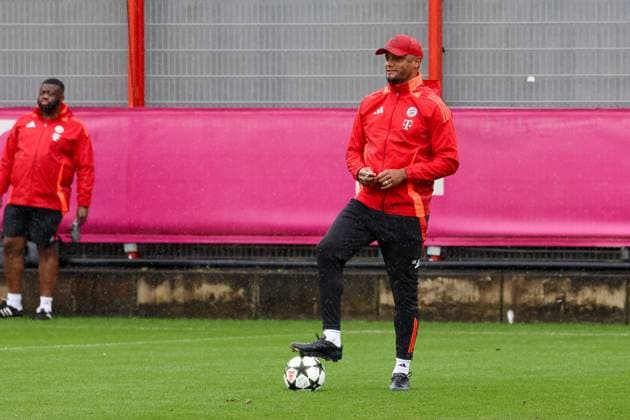 Vincent Kompany (FC Bayern Muenchen, Cheftrainer) beim Training im Regen, Abschlusstraining, FC Bayern Muenchen, Fussball, UEFA Champions League, 1. Spieltag, Saison 24 25, 16.09.2024, Abschlusstraining, FC Bayern Muenchen, Fussball, UEFA Champions League, 1. Spieltag, Saison 24 25, 16.09.2024 Muenchen Copyright: xEibner-Pressefoto JennixMaulx EP_JML