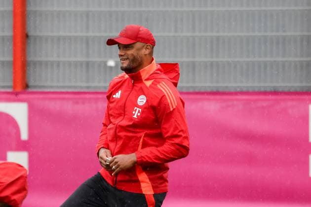 Vincent Kompany (FC Bayern Muenchen, Cheftrainer) beim Training im Regen, Abschlusstraining, FC Bayern Muenchen, Fussball, UEFA Champions League, 1. Spieltag, Saison 24 25, 16.09.2024, Abschlusstraining, FC Bayern Muenchen, Fussball, UEFA Champions League, 1. Spieltag, Saison 24 25, 16.09.2024 Muenchen Copyright: xEibner-Pressefoto JennixMaulx EP_JML