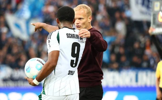 13.09.2024, xmohx, Fussball 2.Bundesliga, Karlsruher SC - FC Schalke 04 emspor, v.l. Trainer Karel Geraerts (Schalke) gibt Moussa Sylla eine Anweisung (DFL DFB REGULATIONS PROHIBIT ANY USE OF PHOTOGRAPHS as IMAGE SEQUENCES and or QUASI-VIDEO) Karlsruhe *** 13 09 2024, xmohx, Soccer 2 Bundesliga, Karlsruher SC FC Schalke 04 emspor, v l Coach Karel Geraerts Schalke gives Moussa Sylla an instruction DFL DFB REGULATIONS PROHIBIT ANY USE OF PHOTOGRAPHS as IMAGE SEQUENCES and or QUASI VIDEO Karlsruhe