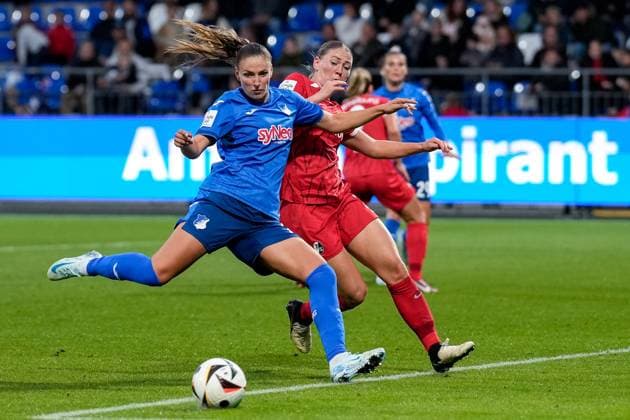 v.li.: Melissa Kössler (TSG, 25), Samantha Steuerwald (Freiburg, 21), Zweikampf, Spielszene, Duell, duel, tackle, tackling, Dynamik, Action, Aktion, im Strafraum, Strafraumszene, 16.09.2024, Sinsheim (Hoffenheim) (Deutschland), Fussball, Google Pixel Frauen-Bundesliga, TSG 1899 Hoffenheim - SC Freiburg, DFB DFL REGULATIONS PROHIBIT ANY USE OF PHOTOGRAPHS AS IMAGE SEQUENCES AND OR QUASI-VIDEO.