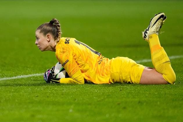 Rafaela Borggräfe (Torwart, Torhüterin, Freiburg, 12), am Ball, Freisteller, Ganzkörper, Einzelbild, Einzelfoto, Aktion, Action, 16.09.2024, Sinsheim (Hoffenheim) (Deutschland), Fussball, Google Pixel Frauen-Bundesliga, TSG 1899 Hoffenheim - SC Freiburg, DFB DFL REGULATIONS PROHIBIT ANY USE OF PHOTOGRAPHS AS IMAGE SEQUENCES AND OR QUASI-VIDEO.