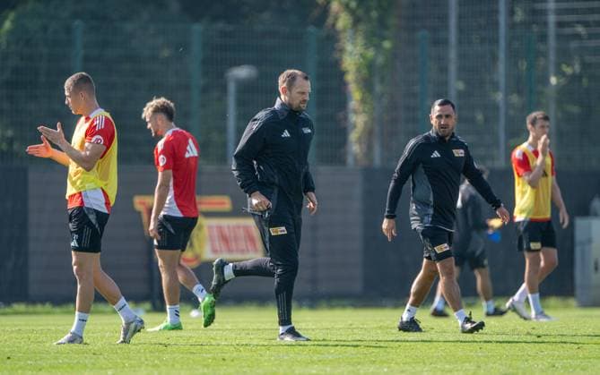 Sport Bilder des Tages Fussball, Herren, Saison 2024 2025, 1. Bundesliga, 1. FC Union Berlin, Training, v. l. Tim Skarke (1. FC Union Berlin), Benedict Hollerbach (1. FC Union Berlin), Trainer Bo Svensson (1. FC Union Berlin), Co-Trainer Babak Keyhanfar (1. FC Union Berlin), 17.09. 2024, Copyright: xMatthiasxKochx
