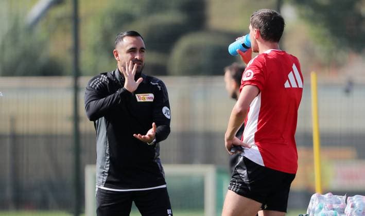 Co Trainer Babak Keyhanfar redet mit Robert Skov Aktion Oberkörper Fußball Fussball Training 1.Bundesliga Herren DFL Saison 2024 2025 17.09.2024 1.FC Union Berlin FCU DFL regulations prohibit any use of photographs as image sequences and or quasi-video. *** Co coach Babak Keyhanfar talks to Robert Skov action upper body sports football soccer training 1 Bundesliga men DFL season 2024 2025 17 09 2024 1 FC Union Berlin FCU DFL regulations prohibit any use of photographs as image sequences and or quasi video