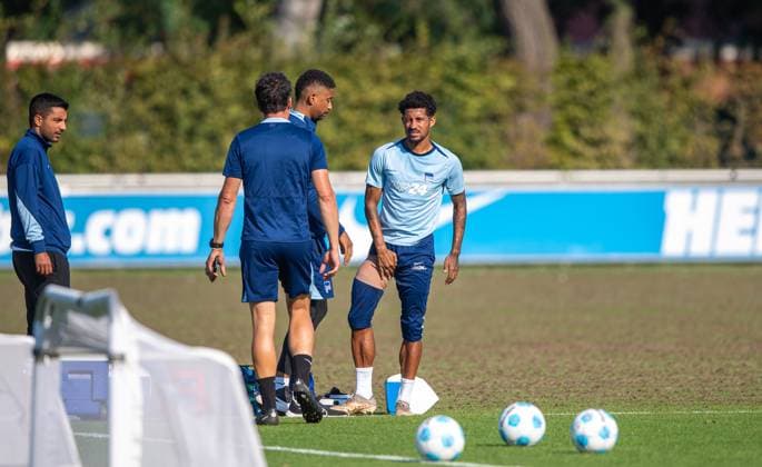 Fussball, Herren, Saison 2024 2025, 2. Bundesliga, Hertha BSC, Training, Jeremy Dudziak (Hertha BSC) mit bandagiertem Oberschenkel, 17.09. 2024,
