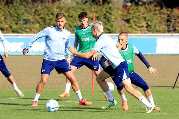 DEU, DFL, 2. FBL Hertha BSC, Training, 17.09.2024, Sportforum, Berlin, DEU, DFL, 2. FBL Hertha BSC, Training, im Bild Florian Niederlechner (Hertha BSC Berlin 7), Marten Winkler (Hertha BSC Berlin 22), Palko Dardai (Hertha BSC Berlin 20) DFL - regulations prohibit any use of Photographs as image sequences and or quasi-video Foto: Juergen Engler nordphoto GmbH