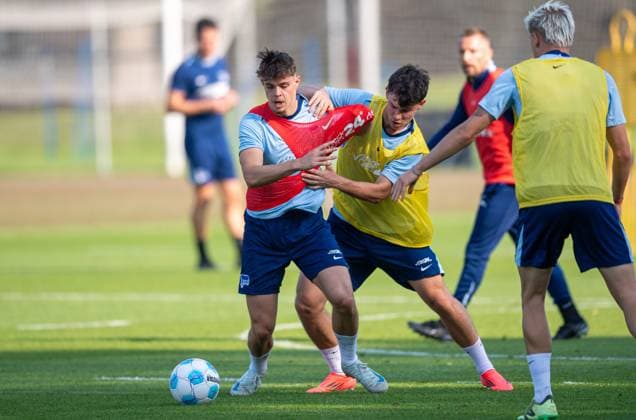 Fussball, Herren, Saison 2024 2025, 2. Bundesliga, Hertha BSC, Training, v. l. Luis Trus, Julius Gottschalk, Marten Winkler (Hertha BSC), 17.09. 2024,