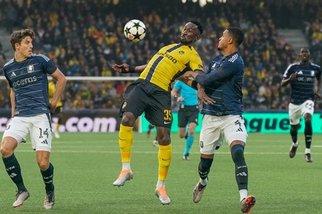 Fussball: Champions League 2024-2025, 1. Spieltag, YB BSC Young Boys Bern vs. Aston Villa FC - Stadion Wankdorf (Bern): Silvere Ganvoula (BSC Young Boys, 35) umringt von Ezri Konsa (Aston Villa, 04) und Pau Torres (Aston Villa, 14) Copyright: xJOERANxSTEINSIEKx