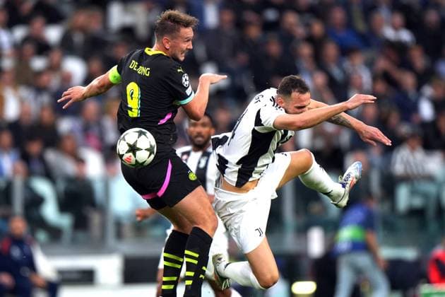 Sport Bilder des Tages TURINE - (l-r) Luuk de Jong of PSV Eindhoven, Federico Gatti of Juventus during the UEFA Champions league match between Juventus FC and PSV Eindhoven at Allianz Stadium on Sept. 17, 2024 in Turin, Italy. ANP TOBIAS KLEUVER UEFA Champions League 2024 25 xVIxANPxSportx xxANPxIVx 508708399 originalFilename: 508708399.jpg