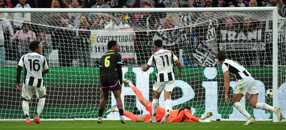 TURINE - Weston McKennie of Juventus (16) scores the 2-0. (l-r) Weston McKennie of Juventus, Ryan Flamingo of PSV Eindhoven, NicoloÂ¡s Gonzalez of Juventus, PSV Eindhoven goalkeeper Joel Drommel, Dusan Vlahovic of Juventus during the UEFA Champions league match between Juventus FC and PSV Eindhoven at Allianz Stadium on Sept. 17, 2024 in Turin, Italy. ANP TOBIAS KLEUVER UEFA Champions League 2024 25 xVIxANPxSportx xxANPxIVx 508708546 originalFilename: 508708546.jpg