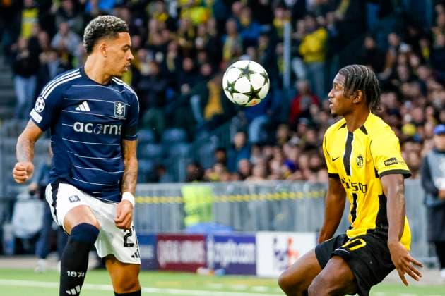 Morgan Rogers (Aston Villa, 27) und Joel Monteiro (BSC Young Boys, 77) im Kampf um den Ball , Fussball, UEFA Champions League, 1. Spieltag, 2024 2025, Young Boys Bern vs. Aston Villa, 17.09.2024, Stadion Wankdorf, Bern, Schweiz Bern Stadion Wankdorf Bern Schweiz Copyright: xGrantxHubbsx