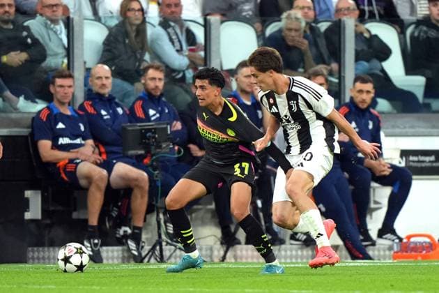 TURINE - (l-r) Richard Ledezma of PSV Eindhoven, Kenan YÄÂ±ldÄÂ±z of Juventus during the UEFA Champions league match between Juventus FC and PSV Eindhoven at Allianz Stadium on Sept. 17, 2024 in Turin, Italy. ANP TOBIAS KLEUVER UEFA Champions League 2024 25 xVIxANPxSportx xxANPxIVx 508708600 originalFilename: 508708600.jpg