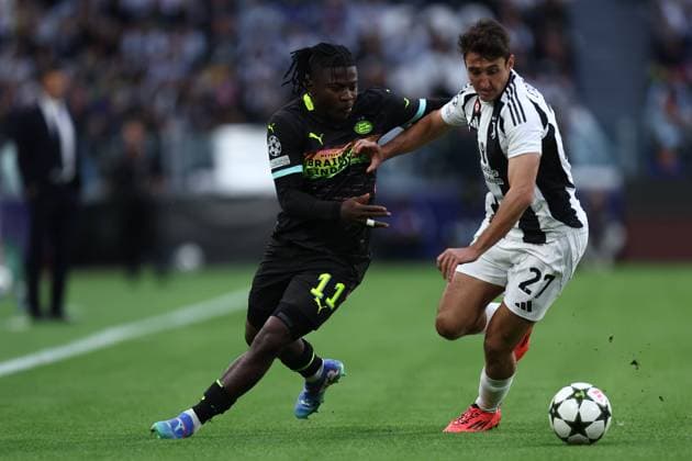 Johan Bakayoko (PSV Eindhoven ) und Andrea Cambiaso (Juventus FC) battle for the ball, UEFA Champions League 2024 25 League Phase MD1, Juventus Turin v PSV Eindhoven, Allianz Stadium, September 17, 2024, Turin, Italy.