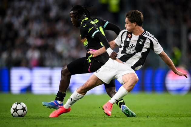 Juventus FC v PSV Eindhoven - UEFA Champions League Kenan Yildiz of Juventus FC competes for the ball with Johan Bakayoko of PSV Eindhoven during the UEFA Champions League football match between Juventus FC and PSV Eindhoven. Turin Italy Copyright: xNicolòxCampox