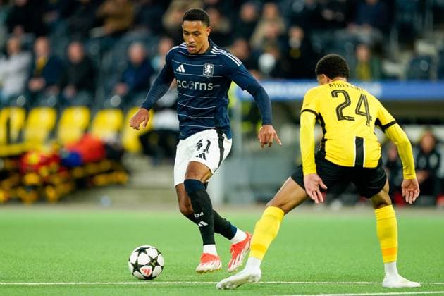 Bern, Switzerland, September 17th 2024: Jacob Ramsey (41 Aston Villa) and Zachary Athekame (Young Boys) battle for the ball (duel) during the UEFA Champions League football match between Young Boys and Aston Villa at Wankdorf Stadion in Bern, Switzerland. (Daniela Porcelli SPP) Copyright: xDanielaxPorcellix xSPPx spp-en-DaPoSp-jkldklfdsjf