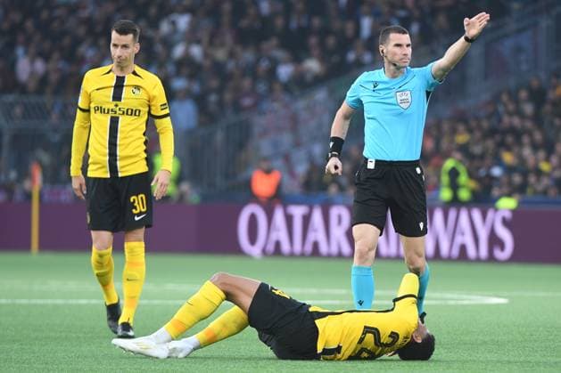17 09 2024, Bern, Stadion Wankdorf, UEFA Champions League: Young Boys - Aston Villa, Schiedsrichter Georgi Kabakov pfeift ein Foulspiel. Bern Stadion Wankdorf Bern Switzerland Copyright: xJustPictures.ch ManuelxWinterbergerx jp-de-MaWi-MWI_1601
