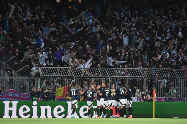 17 09 2024, Bern, Stadion Wankdorf, UEFA Champions League: Young Boys - Aston Villa, die Spieler von Aston Villa freuen sich über den Treffer zum 0:1 durch 8 Youri Tielemans (Villa). Bern Stadion Wankdorf Bern Switzerland Copyright: xJustPictures.ch ManuelxWinterbergerx jp-de-MaWi-MWI_1629