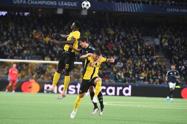 17 09 2024, Bern, Stadion Wankdorf, UEFA Champions League: Young Boys - Aston Villa, 35 Silvere Ganvoula (Young Boys) und 7 Filip Ugrinic (Young Boys) gegen 14 Pau Torres (Villa). Bern Stadion Wankdorf Bern Switzerland Copyright: xJustPictures.ch ManuelxWinterbergerx jp-de-MaWi-MWI_1647
