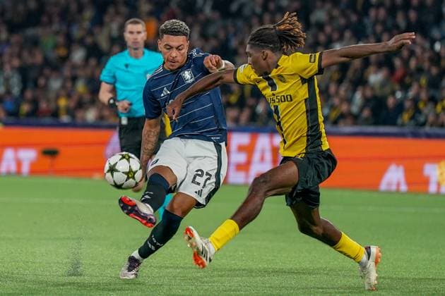 Fussball: Champions League 2024-2025, 1. Spieltag, YB BSC Young Boys Bern (SUI) vs. Aston Villa FC (GB) - Stadion Wankdorf (Bern): Zweikampf Morgan Rogers (Aston Villa, 27) mit Tanguy Zoukrou (BSC Young Boys, 04) Copyright: xJOERANxSTEINSIEKx