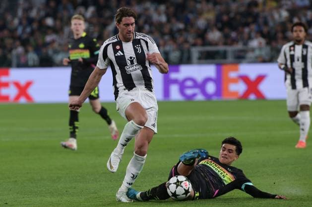 Dusan Vlahovic (Juventus FC) in action during Juventus FC vs PSV Eindhoven, UEFA Champions League football match in Turin, Italy, September 17 2024  Copyright: xClaudioxBenedetto IPAxSportx xipx xx IPA_49766112 IPA_Agency_IPA49766112