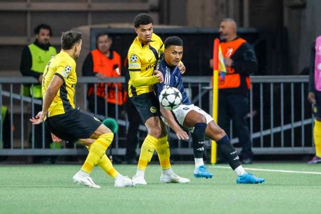 Zachary Athekame (BSC Young Boys, 24) und Ollie Watkins (Aston Villa, 11) im Zweikampf , Fussball, UEFA Champions League, 1. Spieltag, 2024 2025, Young Boys Bern vs. Aston Villa, 17.09.2024, Stadion Wankdorf, Bern, Schweiz Bern Stadion Wankdorf Bern Schweiz Copyright: xGrantxHubbsx
