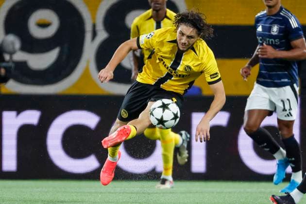 Jaouen Hadjam (BSC Young Boys, 03) mit einem Pass , Fussball, UEFA Champions League, 1. Spieltag, 2024 2025, Young Boys Bern vs. Aston Villa, 17.09.2024, Stadion Wankdorf, Bern, Schweiz Bern Stadion Wankdorf Bern Schweiz Copyright: xGrantxHubbsx