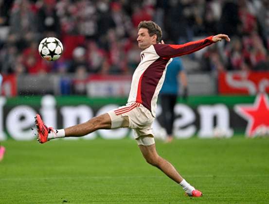 17.09.2024, Fussball UEFA Championsleague 2024 2025: 1.Spieltag, FC Bayern München - Dinamo Zagreb, in der Allianz-Arena München. Thomas Müller (FC Bayern München) wärmt sich auf