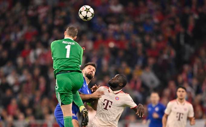 Torwart Manuel Neuer FC Bayern Muenchen FCB (01) Kopfballduell Zweikampf Aktion rettet per Kopf gegen Bruno Petkovic GNK Dinamo Zagreb (09) Dayot Upamecano FC Bayern Muenchen FCB (02) FC Bayern Muenchen FCB vs GNK Dinamo Zagreb Spieltag 1 17.09.2024 DFL REGULATIONS PROHIBIT ANY USE OF PHOTOGRAPHS AS IMAGE SEQUENCES AND OR QUASI-VIDEO FC Bayern Muenchen FCB vs GNK Dinamo Zagreb