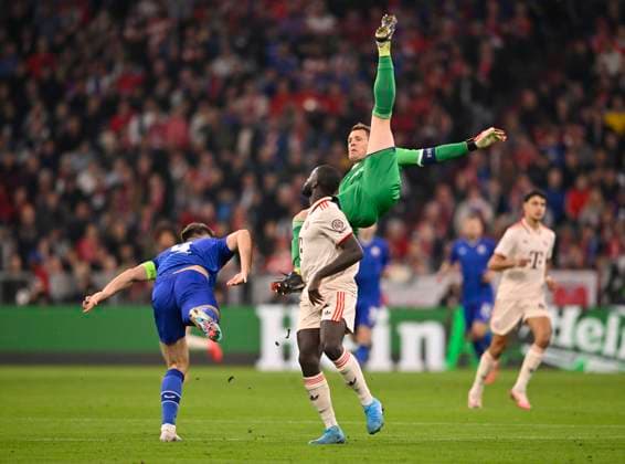 Torwart Manuel Neuer FC Bayern Muenchen FCB (01) Kopfballduell Zweikampf Aktion rettet per Kopf gegen Bruno Petkovic GNK Dinamo Zagreb (09) Dayot Upamecano FC Bayern Muenchen FCB (02) FC Bayern Muenchen FCB vs GNK Dinamo Zagreb Spieltag 1 17.09.2024 DFL REGULATIONS PROHIBIT ANY USE OF PHOTOGRAPHS AS IMAGE SEQUENCES AND OR QUASI-VIDEO FC Bayern Muenchen FCB vs GNK Dinamo Zagreb