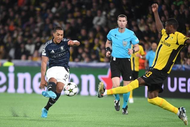 17 09 2024, Bern, Stadion Wankdorf, UEFA Champions League: Young Boys - Aston Villa, 8 Youri Tielemans (Villa) gegen 13 Mohamed Ali Camara (Young Boys). Bern Stadion Wankdorf Bern Switzerland Copyright: xJustPictures.ch ManuelxWinterbergerx jp-de-MaWi-MWI_1684