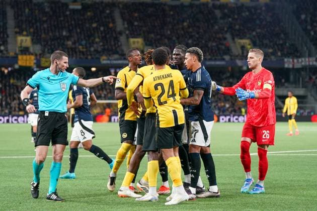 Sport Bilder des Tages Fussball: Champions League 2024-2025, 1. Spieltag, YB BSC Young Boys Bern (SUI) vs. Aston Villa FC (GB) - Stadion Wankdorf (Bern): Umstrittene Aktion von Jhon Duran (Aston Villa, 09), der nach seinem Tor zum 3:0 vor dem Fanblock der YB Fans posiert und feiert, danach gab es auch Tumult auf dem Platz - Tor wurde nach Überprüfung durch den VAR allerdings aberkannt. Copyright: xJOERANxSTEINSIEKx