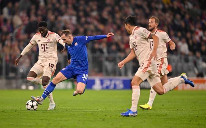Zweikampf, Aktion Alphonso Davies Bayern FC Muenchen FCB (19) gegen Marko Rog GNK Dinamo Zagreb (30) Harry Kane FC Bayern Muenchen FCB (09) Min-jae Kim FC Bayern Muenchen FCB (03) FC Bayern Muenchen FCB vs GNK Dinamo Zagreb Spieltag 1 17.09.2024 DFL REGULATIONS PROHIBIT ANY USE OF PHOTOGRAPHS AS IMAGE SEQUENCES AND OR QUASI-VIDEO FC Bayern Muenchen FCB vs GNK Dinamo Zagreb