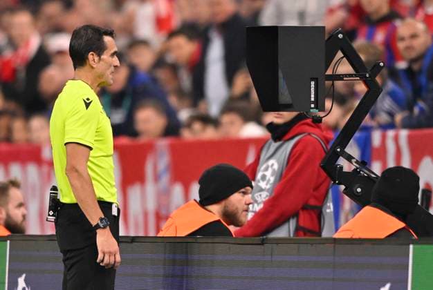 Schiedsrichter Referee Juan Martinez Munuera VAR, Video-Assistent, Videobeweis, Videoschiedsrichter Video Assistent Referee FC Bayern Muenchen FCB vs GNK Dinamo Zagreb Spieltag 1 17.09.2024 DFL REGULATIONS PROHIBIT ANY USE OF PHOTOGRAPHS AS IMAGE SEQUENCES AND OR QUASI-VIDEO FC Bayern Muenchen FCB vs GNK Dinamo Zagreb