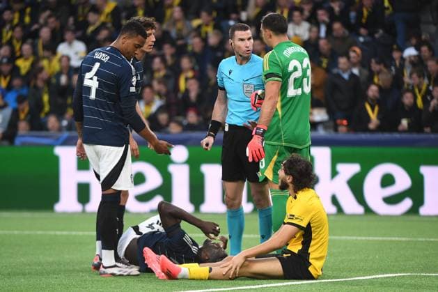 17 09 2024, Bern, Stadion Wankdorf, UEFA Champions League: Young Boys - Aston Villa, Schiedsrichter Georgi Kabakov im Gespräch mit 23 Emiliano Martinez (Villa) während Spieler verletzt am Boden liegen. Bern Stadion Wankdorf Bern Switzerland Copyright: xJustPictures.ch ManuelxWinterbergerx jp-de-MaWi-MWI_1620