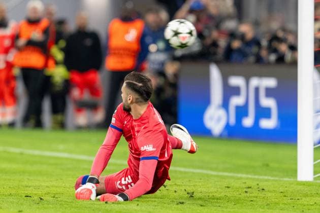 Ivan Nevestic 33 (GNK Dinamo Zagreb), Elfmeter, 1:0, FC Bayern Muenchen vs. GNK Dinamo Zagreb, Fussball, UEFA Champions League, 1. Spieltag, 17.09.2024 DFB regulations prohibit any use of photographs as image sequences and or quasi-video Muenchen Bayern Deutschland