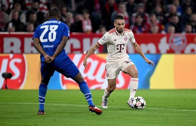 FUSSBALL CHAMPIONS LEAGUE SAISON 2024 2025 Vorrunde 1. Spieltag FC Bayern Muenchen - Dinamo Zagreb 17.09.2024 Kevin Theophile-Catherine (li, Dinamo Zagreb) gegen Raphael Guerreiro (re, FC Bayern Muenchen)