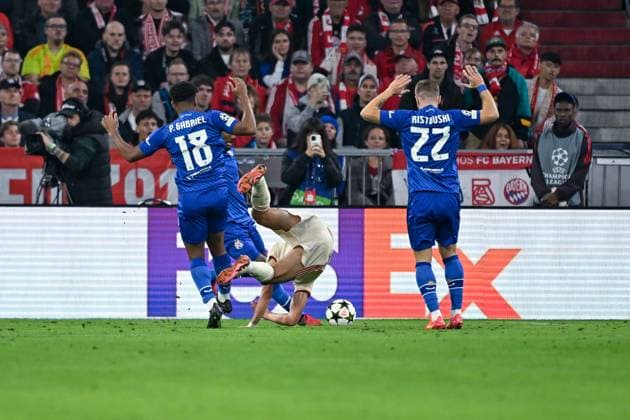 17.09.2024, Fussball, Champions League, 1. Spieltag, Saison 2024 2025, FC Bayern München - Dinamo Zagreb, Ronael Pierre-Gabriel (Dinamo Zagreb) foult Aleksandar Pavlovic (FC Bayern München). Anschließend gibt es Elfmeter. xRHR-FOTO TKx Copyright: RHR-FOTOx RHR-FOTO TK