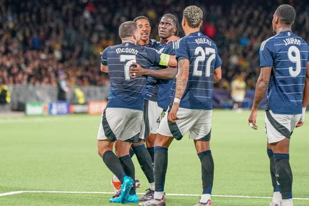 Fussball: Champions League 2024-2025, 1. Spieltag, YB BSC Young Boys Bern (SUI) vs. Aston Villa FC (GB) - Stadion Wankdorf (Bern): Auch nach dem 0:3 durch Amadou Onana (Aston Villa, 24) kam es zur umstrittenen Provokation, indem der Spieler mit Jubel und Geste vor den heimischen YB Fans für Unmut sorgte. Copyright: xJOERANxSTEINSIEKx