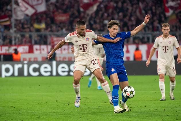 Raphael Guerreiro (FC Bayern Muenchen, 22) im Zweikampf mit Takuya Ogiwara (GNK Dinamo, 03), GER, FC Bayern Muenchen vs. GNK Dinamo Zagreb, Fussball, Champions League, 1. Spieltag, Spielzeit 2024 2025, 17.09.2024 GER, FC Bayern Muenchen vs. GNK Dinamo Zagreb, Fussball, Champions League, 1. Spieltag, Spielzeit 2024 2025, 17.09.2024 Muenchen Copyright: xEibner-Pressefoto Memmlerx EP_MMR