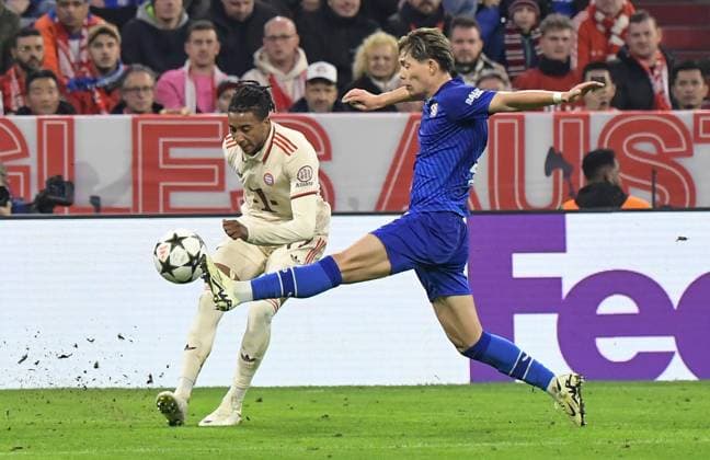 17.09.2024, xemx, Fussball UEFA Champions League, FC Bayern Muenchen - Dinamo Zagreb emspor, v.l. Michael Olise (FC Bayern Muenchen), Takuya Ogiwara (Dinamo Zagreb) Zweikampf, Aktion, action, battle for the ball (DFL DFB REGULATIONS PROHIBIT ANY USE OF PHOTOGRAPHS as IMAGE SEQUENCES and or QUASI-VIDEO) Muenchen
