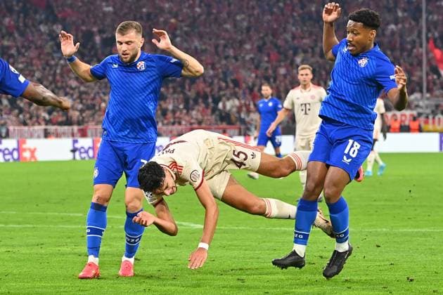 Foul an Aleksandar PAVLOVIC (Bayern Muenchen) von Luka STOJKOVIC (ZNG,l) und Ronael Pierre-Gabriel (GNK), zum Elfmeter,Strafstoss. Aktion,Zweikampf Fussball Champions League , FC Bayern Muenchen - GNK Dinamo Zagreb am 17.09.2024, A L L I A N Z A R E N A.