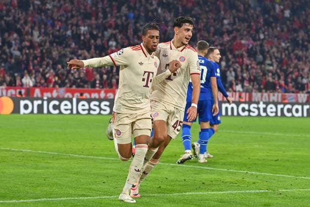 Torjubel Michael OLISE (Bayern Muenchen) nach Tor zum 3-0 mit Aleksandar PAVLOVIC (Bayern Muenchen,re), Jubel,Freude,Begeisterung,Aktion . Fussball Champions League , FC Bayern Muenchen - GNK Dinamo Zagreb am 17.09.2024, A L L I A N Z A R E N A.