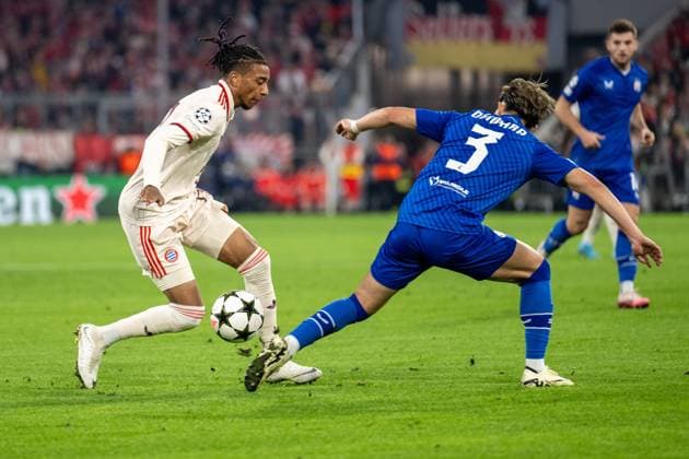 Michael Olise 17(FC Bayern Muenchen) im Zweikampf mit Takuya Ogiwara 3 (GNK Dinamo Zagreb), FC Bayern Muenchen vs. GNK Dinamo Zagreb, Fussball, UEFA Champions League, 1. Spieltag, 17.09.2024 DFB regulations prohibit any use of photographs as image sequences and or quasi-video Muenchen Bayern Deutschland