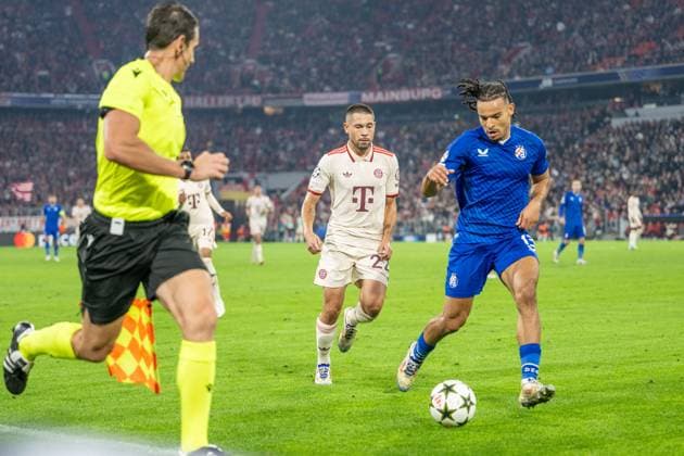 Raphael Guerreiro 22 (FC Bayern Muenchen) im Zweikampf mit Samy Mmaee 13 (GNK Dinamo Zagreb), FC Bayern Muenchen vs. GNK Dinamo Zagreb, Fussball, UEFA Champions League, 1. Spieltag, 17.09.2024 DFB regulations prohibit any use of photographs as image sequences and or quasi-video Muenchen Bayern Deutschland