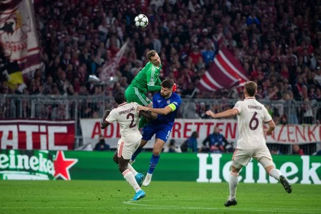 Manuel Neuer (FC Bayern Muenchen, 01) im Zweikampf mit Bruno Petkovic (GNK Dinamo, 09), davor Dayot Upamecano (FC Bayern Muenchen, 02), GER, FC Bayern Muenchen vs. GNK Dinamo Zagreb, Fussball, Champions League, 1. Spieltag, Spielzeit 2024 2025, 17.09.2024 GER, FC Bayern Muenchen vs. GNK Dinamo Zagreb, Fussball, Champions League, 1. Spieltag, Spielzeit 2024 2025, 17.09.2024 Muenchen Copyright: xEibner-Pressefoto Memmlerx EP_MMR