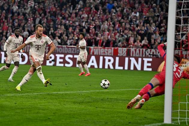 17.09.2024, Fussball UEFA Championsleague 2024 2025: 1.Spieltag, FC Bayern München - Dinamo Zagreb, in der Allianz-Arena München. Harry Kane (FC Bayern München) trifft hier zum 4:2 gegen Torwart Ivan Nestic (Dinamo Zagreb)
