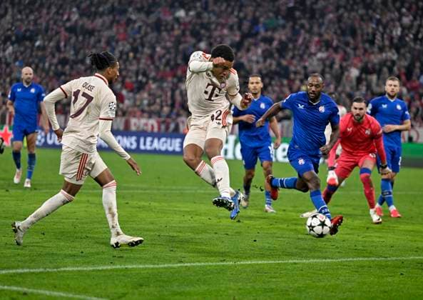 17.09.2024, Fussball UEFA Championsleague 2024 2025: 1.Spieltag, FC Bayern München - Dinamo Zagreb, in der Allianz-Arena München. Michael Olise (FC Bayern München) belohnt seine gute Leistung des heutigen Tages mit einem Tor. 5:2. v.l. Michael Olise (FC Bayern München), Jamal Musiala (FC Bayern München) usw