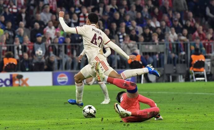 17.09.2024, xemx, Fussball UEFA Champions League, FC Bayern Muenchen - Dinamo Zagreb emspor, v.l. Jamal Musiala (FC Bayern Muenchen), Ivan Nevistic (Dinamo Zagreb) Zweikampf, Aktion, action, battle for the ball, Michael Olise (FC Bayern Muenchen) Goal scored, erziehlt das Tor zum 5:2 (DFL DFB REGULATIONS PROHIBIT ANY USE OF PHOTOGRAPHS as IMAGE SEQUENCES and or QUASI-VIDEO) Muenchen