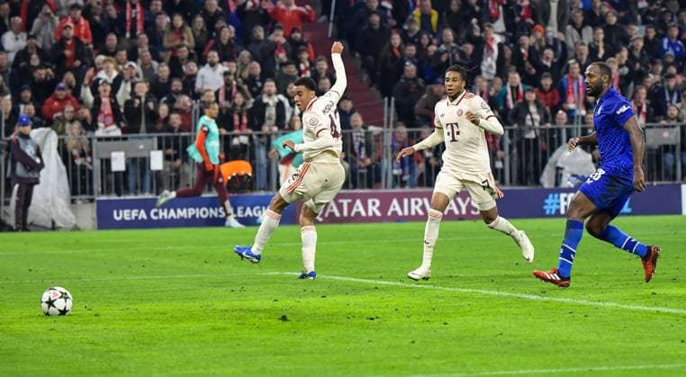 17.09.2024, xemx, Fussball UEFA Champions League, FC Bayern Muenchen - Dinamo Zagreb emspor, v.l. Michael Olise (FC Bayern Muenchen) Goal scored, erziehlt das Tor zum 5:2 (DFL DFB REGULATIONS PROHIBIT ANY USE OF PHOTOGRAPHS as IMAGE SEQUENCES and or QUASI-VIDEO) Muenchen